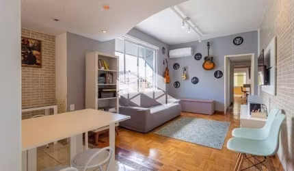 Apartamento diferenciado de frente a Redenção e com garagem.