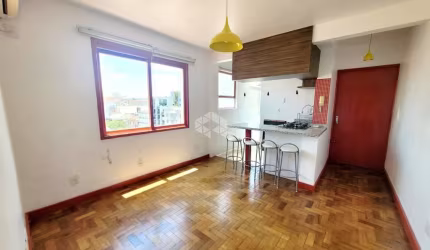 Baixou o preço! Apartamento reformado, semimobiliado e entre os bairros Cidade Baixa e Menino Deus.