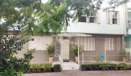 APARTAMENTO TÉRREO, COM 2 PÁTIOS, MENINO DEUS