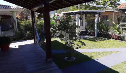 Venda de Pousada em Florianópolis: Propriedade com 8 Studios e Casa Principal a 300 Metros da Praia em Ponta das Canas - Oportunidade de Investimento!
