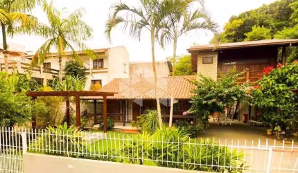 Casa à Venda com 3 Quartos, suíte e 2 vagas, com 200 m² e próximo da praia dos Ingleses