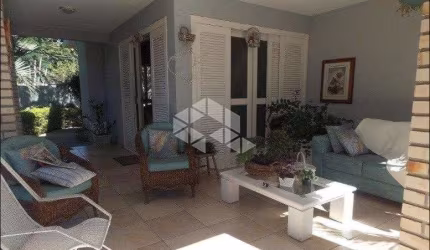 Casa à venda em Canasvieiras com maravilhoso jardim