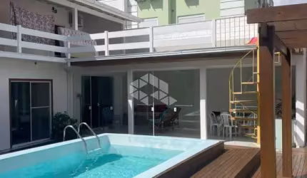 Casa à venda  poucos metros da Praia de Canasvieiras