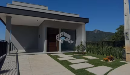 Casa em condominio fechado, 03 suítes, incluindo uma suíte master com closet e banheira