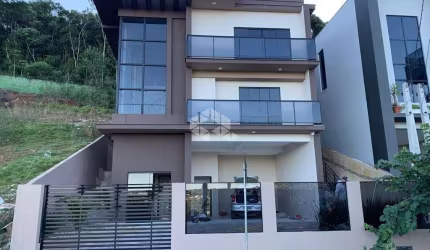 Casa de 3 pisos no Condomínio Vista da Pedra