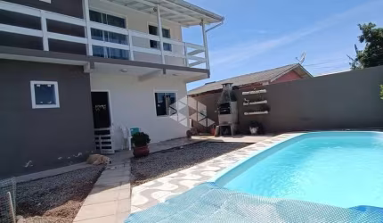 Casa 03 dormitórios, Garagem, Piscina - Ingleses do Rio Vermelho