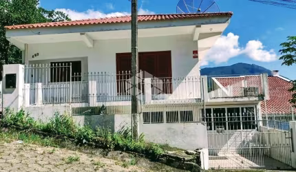 Casa 5 dormitórios sendo 2 suítes, 5 banheiros, 2 cozinhas, churrasqueira p/moradia  ou pousada