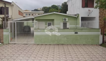 Casa 4 dormitórios no bairro Jardim Floresta, Porto Alegre/RS.