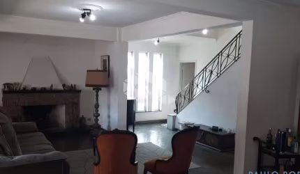 Aclimação,  sobrado para uso tanto comercial ou residencial, com cinco dormitórios e quatro vagas.