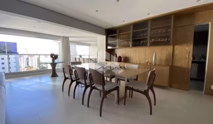 Apartamento mobilhado á venda no Santo Amaro com 189 m², 3 suites e 3 vagas