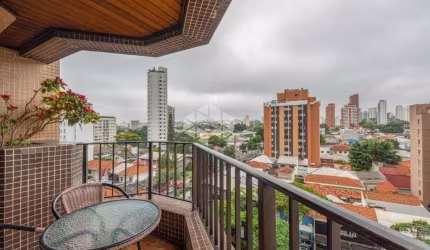 A venda apartamento no Campo Belo, 150 m², com 4 quartos sendo 3 suítes e 3 vagas.
