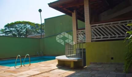 Sobrado à venda COM PISCINA, 412m² com 4 suítes e 8 vagas no Campo Belo, próximo ao metrô