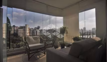 Apartamento á venda no Morumbi, com 2 dormitórios, sendo 1 suíte e 3 vagas.