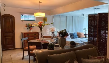 Casa Sobrado à venda no Brooklin com 249m², 2 suítes, 4 vagas e um jardim privativo