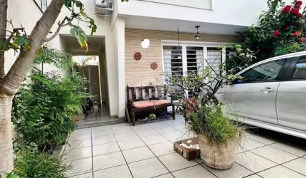 VENDA Casa de vila de 140m² com 3 dormitórios sendo 2 suítes e 2 vagas na Vila Cordeiro
