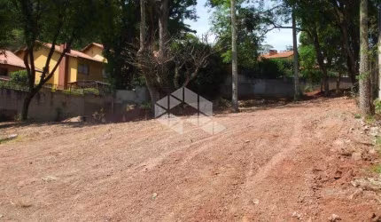TERREN FRENTE PARA PRAÇA AO LADO DE ÓTIMAS CASAS