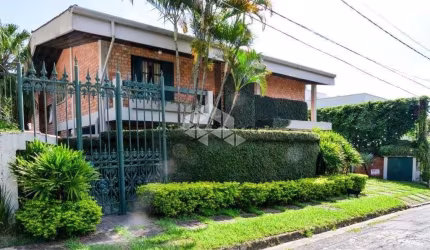 Casa com ampla área externa no Cidade Jardim.