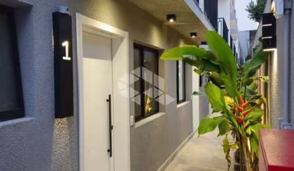 Casa à venda com 2 suítes em condomínio fechado na Aclimação