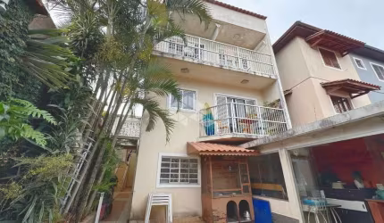 VENDE-SE CASA INCRÍVEL 03 ANDARES AO LADO DO SHOPPING INTERLAGOS!