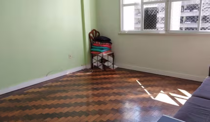 Apartamento dois dormitórios com dependencia de empregada.