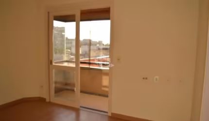 Apartamento de 01 dormitório com sacada e elevador no bairro menino deus