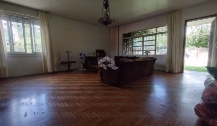CASA com 3 dormitórios no Menino Deus, com possibilidade de mais um andar  m
