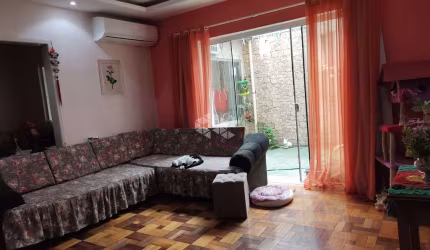 Excelente apartamento térreo três dormitórios, com pátio no Menino Deus
