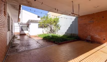 Casa de 3 dormitórios, terreno de esquina no Menino Deus próximo ao Hospital Mãe de Deus