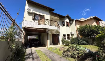 CASA A VENDA COM 3 DORMITÓRIOS, 1 SUÍTE, PÁTIO, EDÍCULA COM ESCRITÓRIO