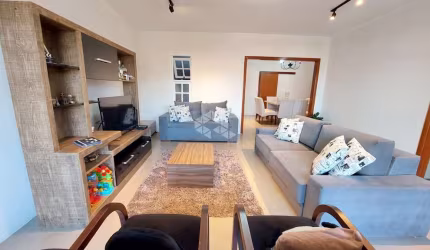 Casa 3 dormitórios com piscina no bairro Medianeira em Porto Alegre