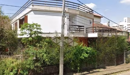 Casa 05 dormitórios c/ suíte e garagem múltipla em bairro nobre da capital.