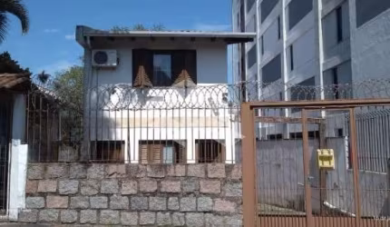 Casa sobrado 03 dormitórios, com 200m2 privativos, piscina