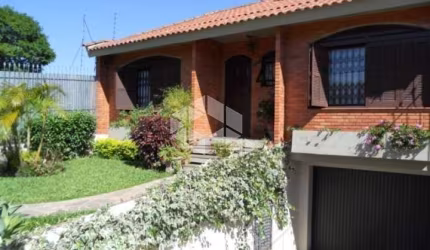 Casa com 3 dormitórios, sendo 1 suite, lavabo e vaga com 283m2 no bairro Santa Tereza