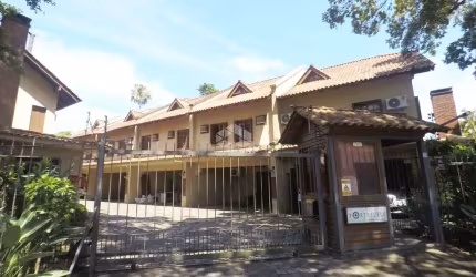 Casa em condomínio de 3 dormitórios, living com 2 ambientes com lareira e ligado ao pátio