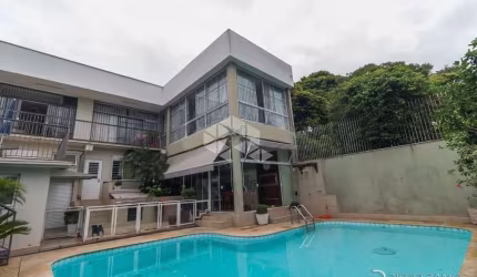 Esplêndida casa/sobrado com 650 m² de área construída.