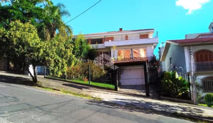 Casa 5 quartos, gabinete e 5 vagas Menino Deus