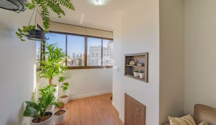 APARTAMENTO DE 2 DORMITÓRIOS SENDO UM SUÍTE NO BAIRRO MENIO DEUS COM  61,73 M2 E UMA VAGA DE GARAGEM.