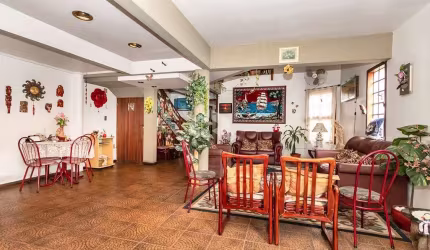 Casa Comercial no bairro Santana com área total de 217M2 e privada com 180M2, 8 espaços na parte superior e 6 na parte inferior.