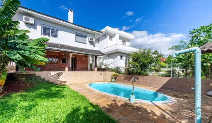 Casa no Condomínio Cantegril, Viamão, com 4 dormitórios, 5 banheiros, 3 vagas de garagem e área privativa de 300M2.