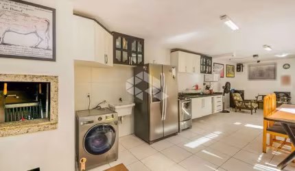 Á venda Casa com 360m² no bairro Santana em Porto Alegre, em uma das melhores localizações do bairro.