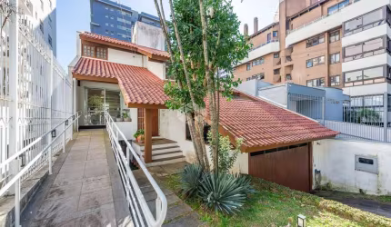 Excelente casa comercial/residencial no Mon´t Serrat