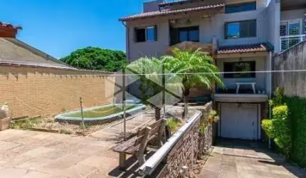 CASA DUPLEX BAIRRO NONOAI COM 2 DORMITÓRIOS, 4 BANHEIROS, ÁREA TOTAL 300M2 E PRIVATIVA 180M2.