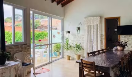 Encantadora casa de 3 dormitórios no bairro Partenon