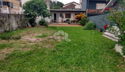Terreno de esquina  com casa no bairro Vila Ipiranga