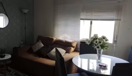 Apartamento amplo e semi mobiliado,com otima localizacao