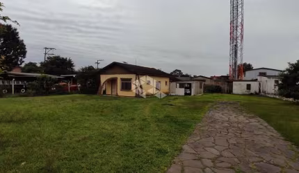 Casa de Alvenaria,2 dormitórios,banheiro social,living 2 ambientes,cozinha,garagem fechada .