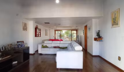 Casa/Sobrado 3 dormitórios, 3 vagas cobertas de garagem no bairro Cristo Redentor em Porto Alegre/RS
