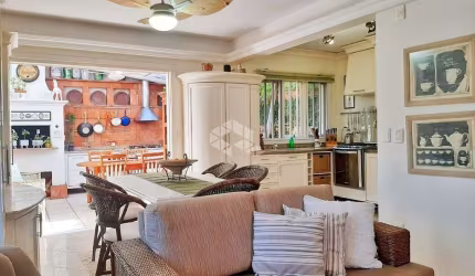 Casa em Condomínio de 4 dormitórios