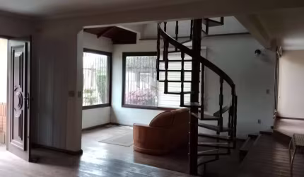 Crédito Real Av. Do forte vende!  Casa com 4 dormitórios sendo 1 suíte com hidro massagem.