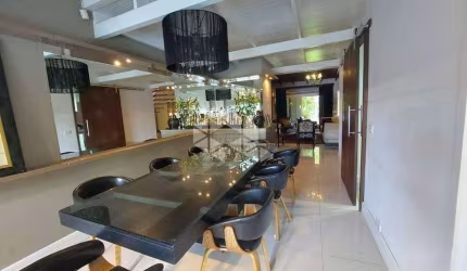 Casa com 3 Quartos e 4 banheiros à Venda, 323 m² por R$ 1.490.000
